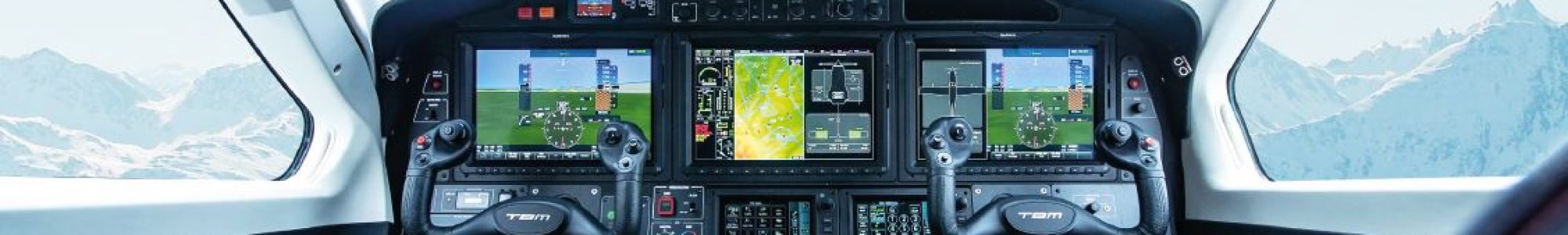 TBM Avionic Innenraum vom Cockpit mit sicht auf Berge