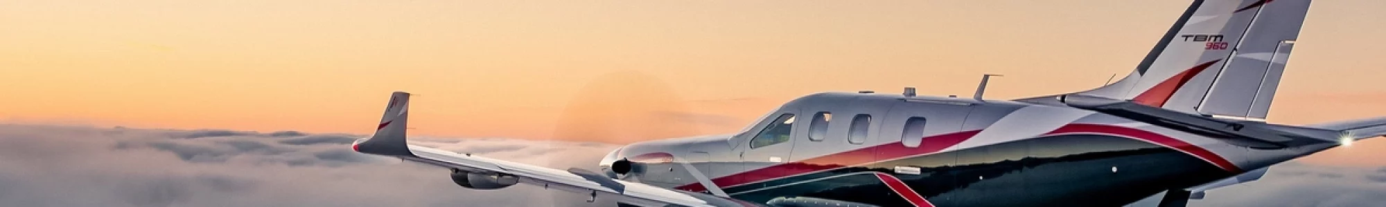 TBM960 Horizentalflug über den Wolken bei Sonnenuntergang